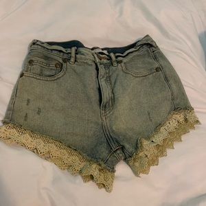 Free People denim shorts w/ lace detailing 🤩
